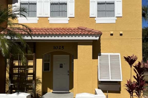 Family-Friendly Resort Townhome Near Disney with Pool, Gym & Free Parking - Image 1