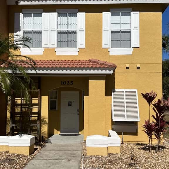 Family-Friendly Resort Townhome Near Disney with Pool, Gym & Free Parking - Image 1