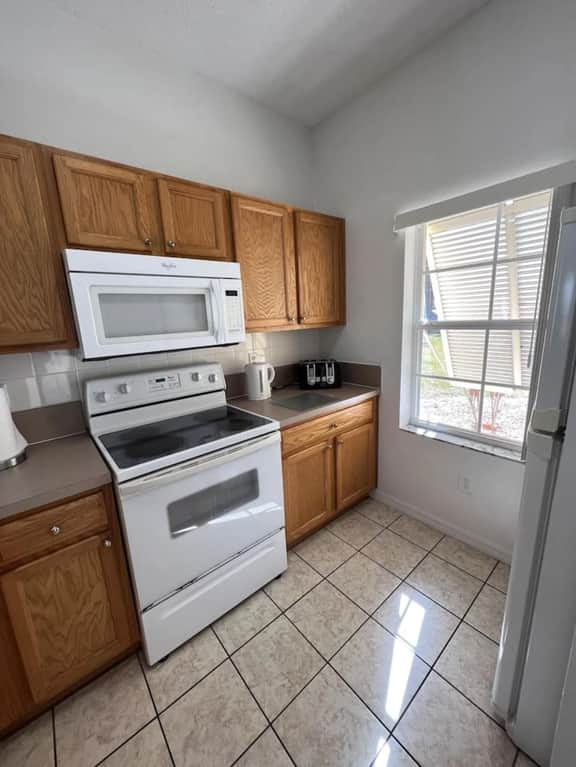 Family-Friendly Resort Townhome Near Disney with Pool, Gym & Free Parking - Image 5